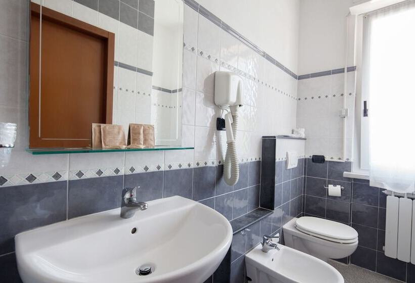 اتاق استاندارد سه نفره, Nella