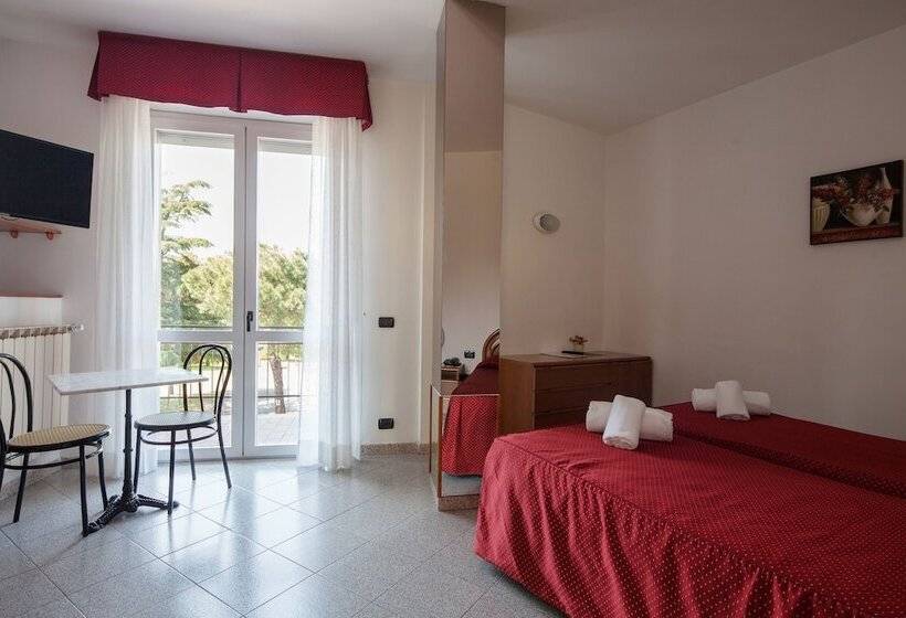 اتاق استاندارد سه نفره, Nella