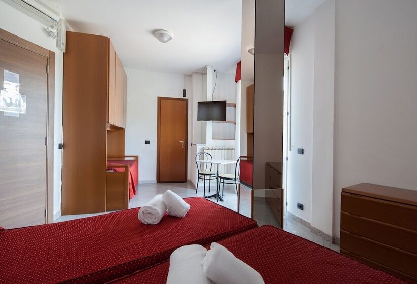 اتاق استاندارد سه نفره, Nella