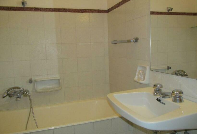 标准三人间, Plaza