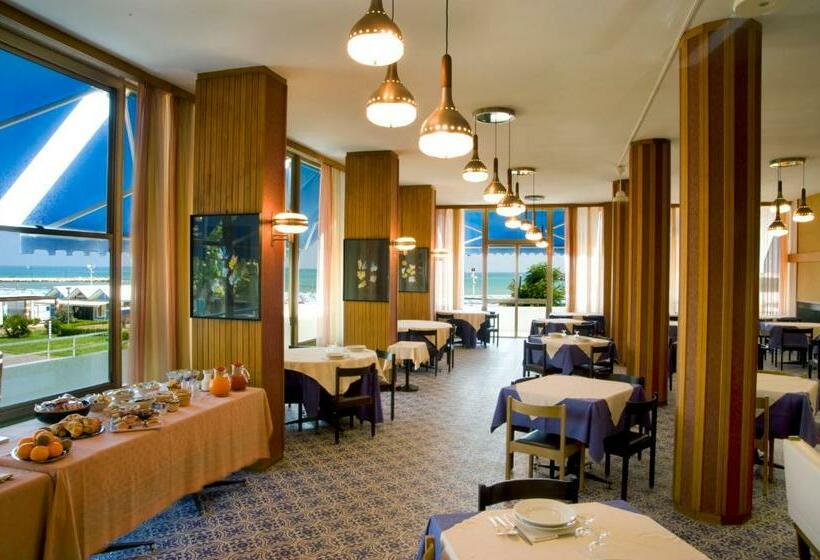 标准三人间, Plaza