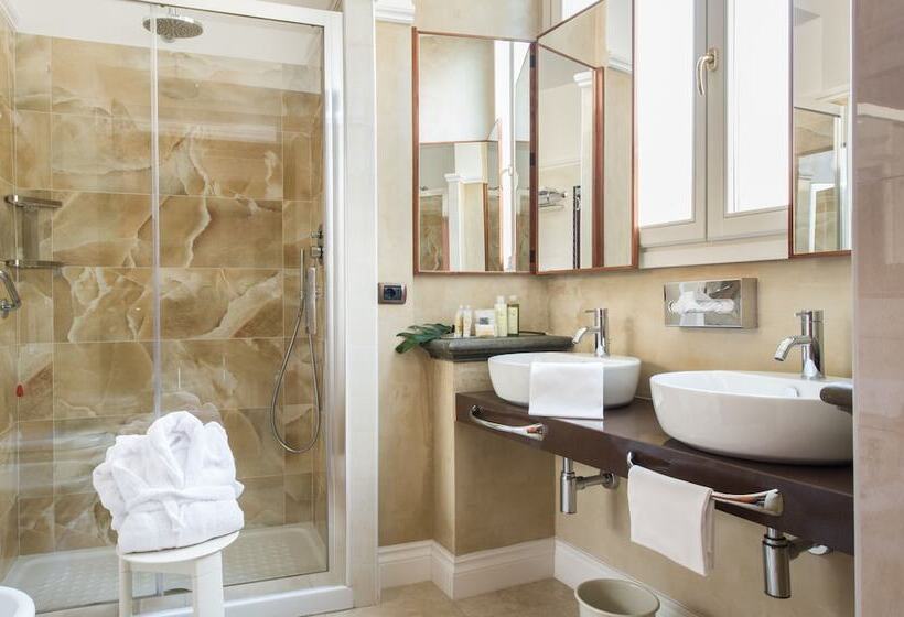 Comfort Room, Silla