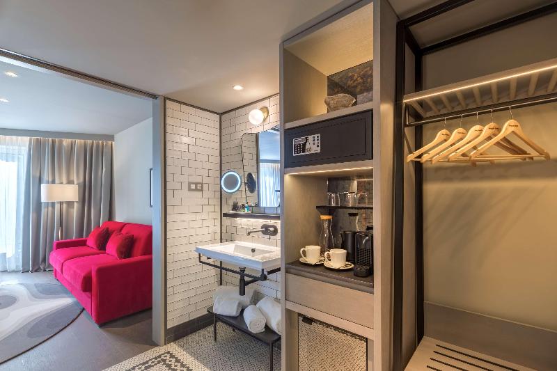 Comfort Room, Silla