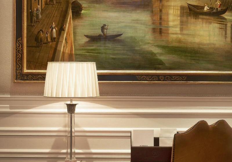 Büyük Çift Kişilik Yataklı Delüks Oda, The St. Regis Florence