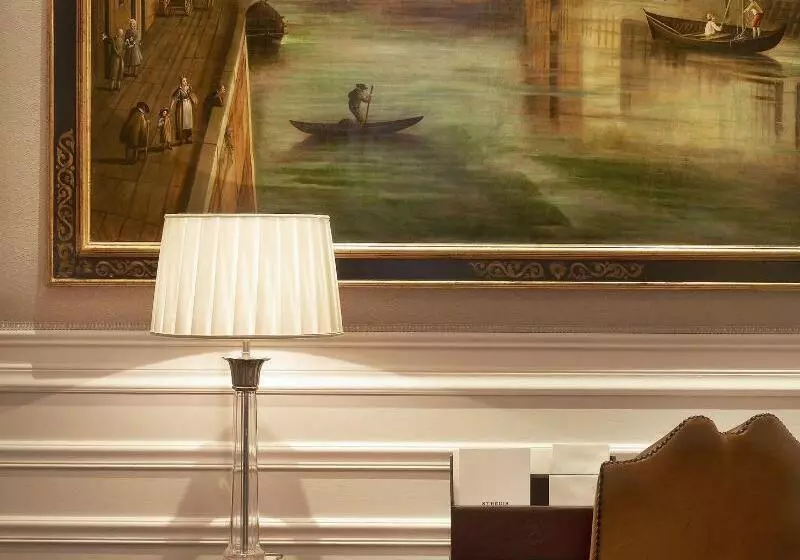 اتاق لوکس با تخت بزرگ, The St. Regis Florence