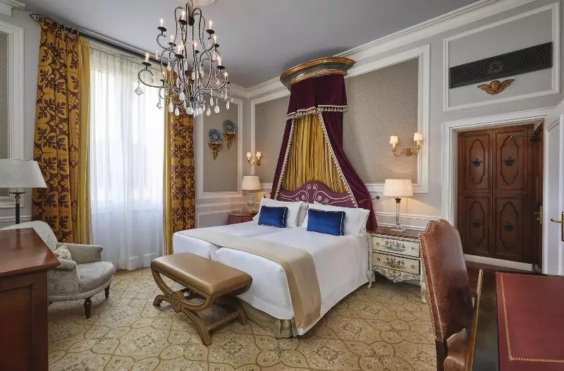 اتاق لوکس با تخت بزرگ, The St. Regis Florence