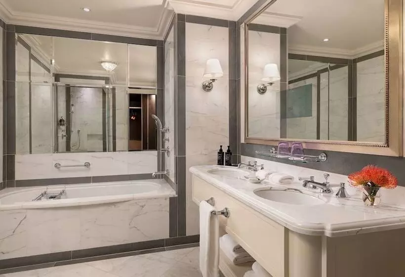 سوئیت با چشم‌انداز رودخانه, The St. Regis Florence