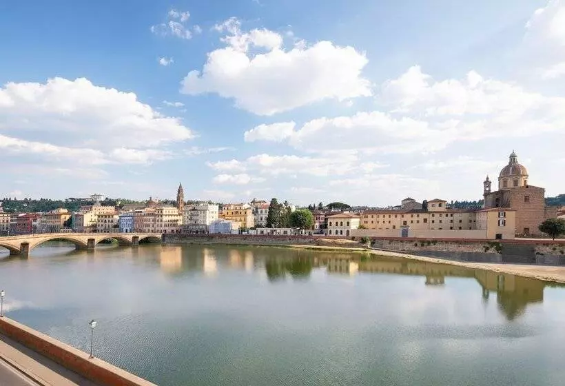 سوئیت با چشم‌انداز رودخانه, The St. Regis Florence