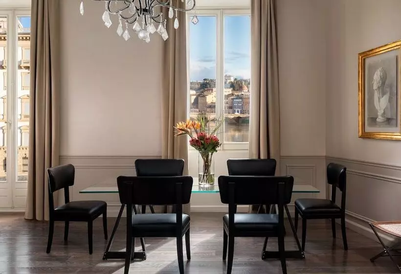 سوئیت با چشم‌انداز رودخانه, The St. Regis Florence