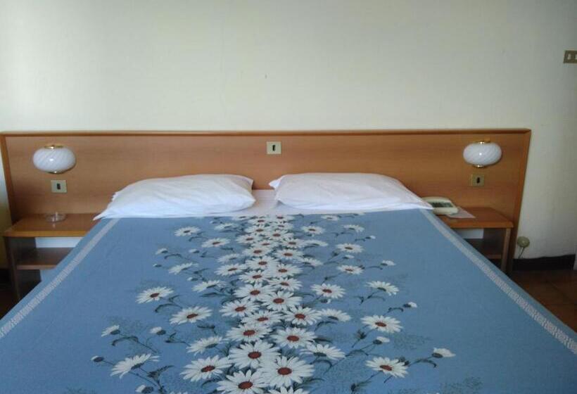 غرفة قياسية ثلاثية, Albergo Bandoni