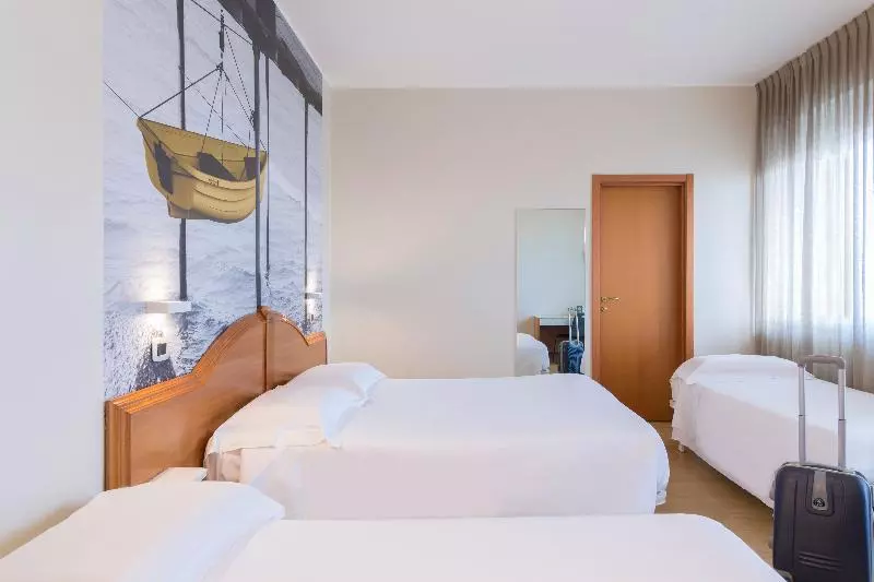 スタンダード4人部屋, B&b Hotel Pescara