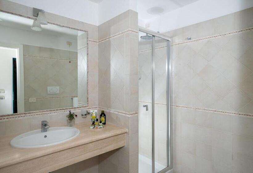 غرفة ديلوكس مطلّة علي البحر, Boutique Hotel Torre Di Cala Piccola