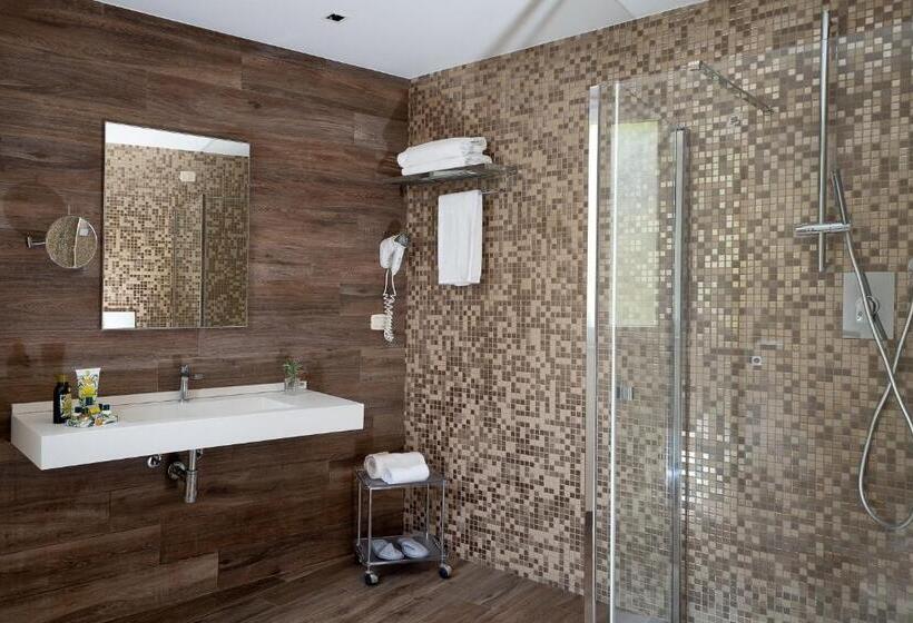 غرفة ديلوكس مطلّة علي البحر, Boutique Hotel Torre Di Cala Piccola