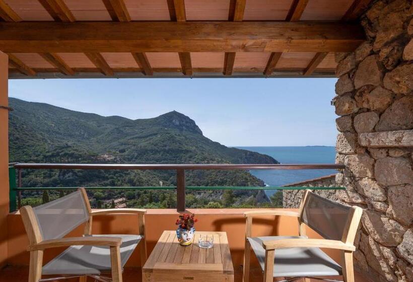 غرفة ديلوكس مطلّة علي البحر, Boutique Hotel Torre Di Cala Piccola