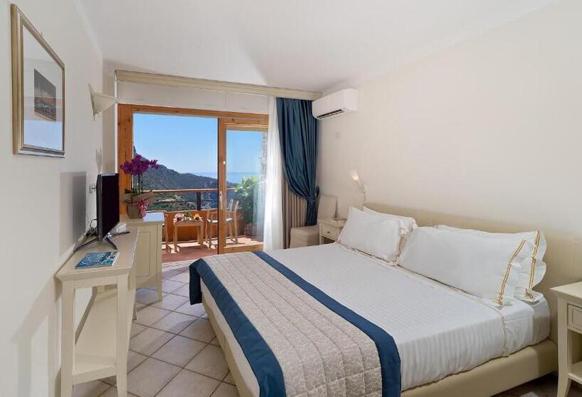 غرفة ديلوكس مطلّة علي البحر, Boutique Hotel Torre Di Cala Piccola