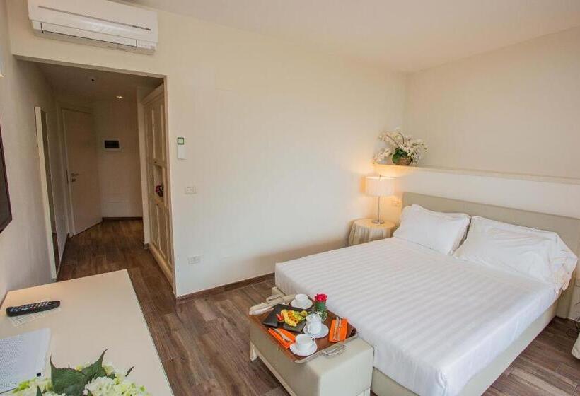 غرفة ديلوكس مطلّة علي البحر, Boutique Hotel Torre Di Cala Piccola