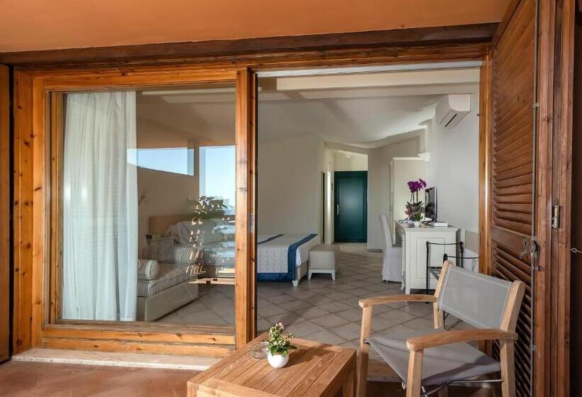 غرفة ديلوكس مطلّة علي البحر, Boutique Hotel Torre Di Cala Piccola