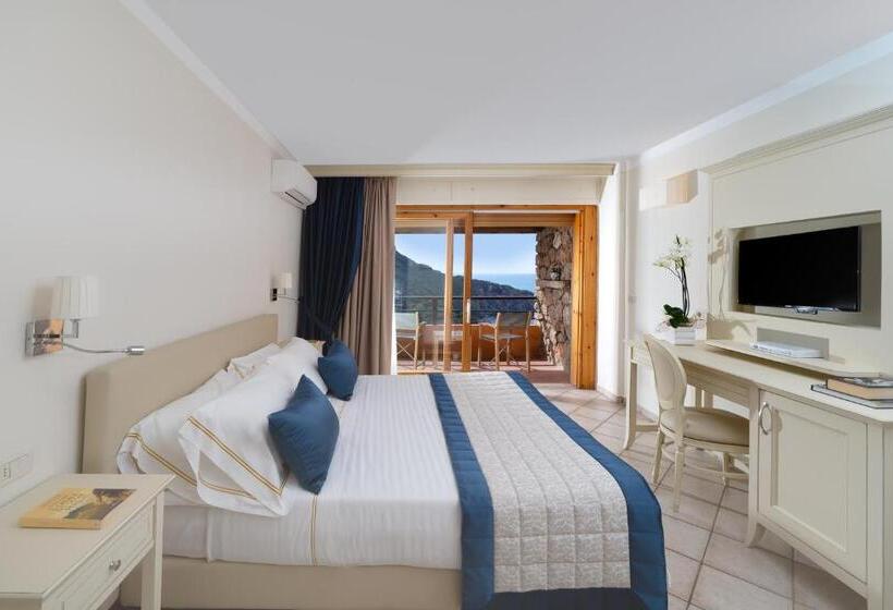 غرفة ديلوكس مطلّة علي البحر, Boutique Hotel Torre Di Cala Piccola