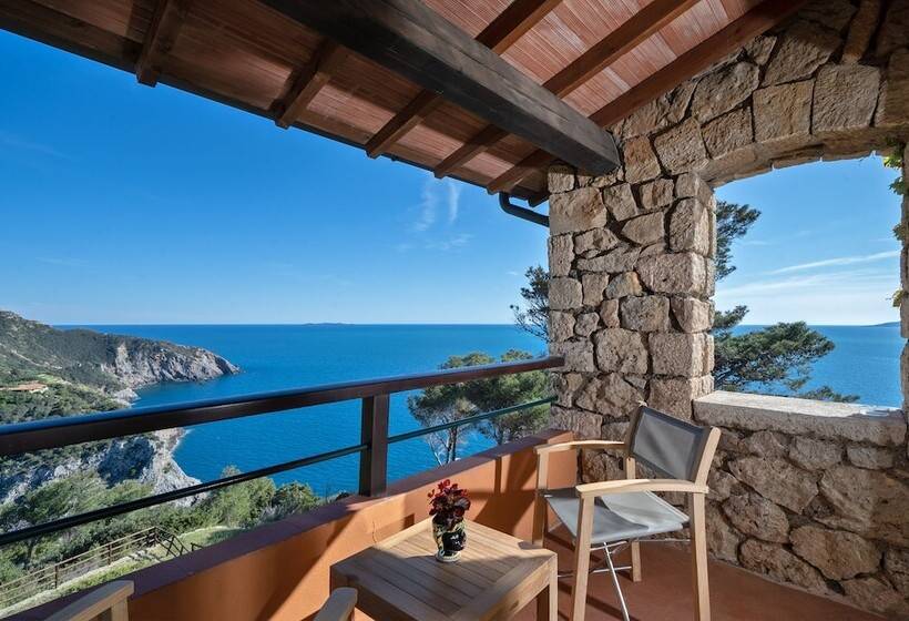 غرفة ديلوكس مطلّة علي البحر, Boutique Hotel Torre Di Cala Piccola