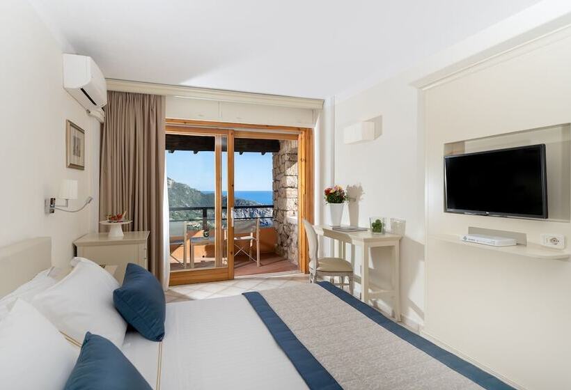غرفة ديلوكس مطلّة علي البحر, Boutique Hotel Torre Di Cala Piccola