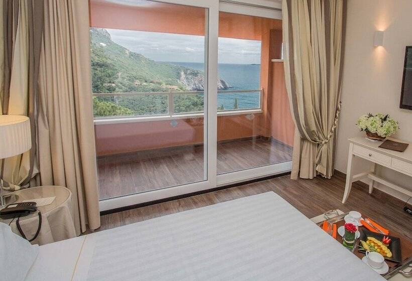 غرفة ديلوكس مطلّة علي البحر, Boutique Hotel Torre Di Cala Piccola