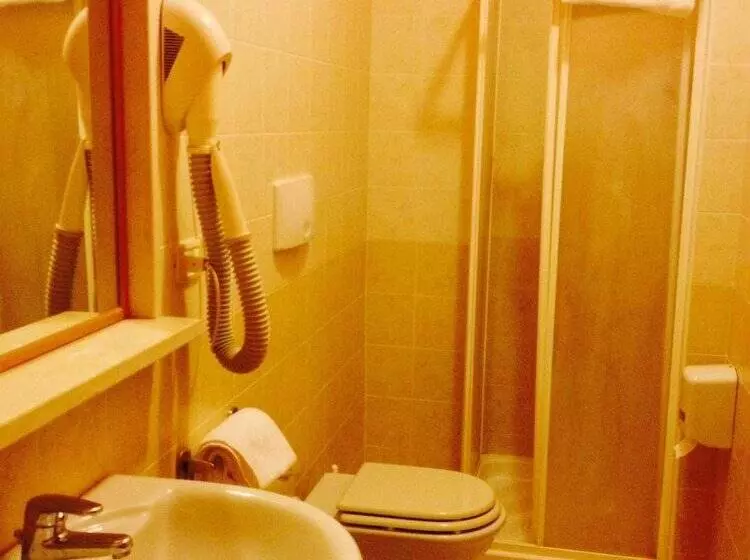 Standard Kolmen Hengen Huone, B&B HOTEL Pesaro Des Bains