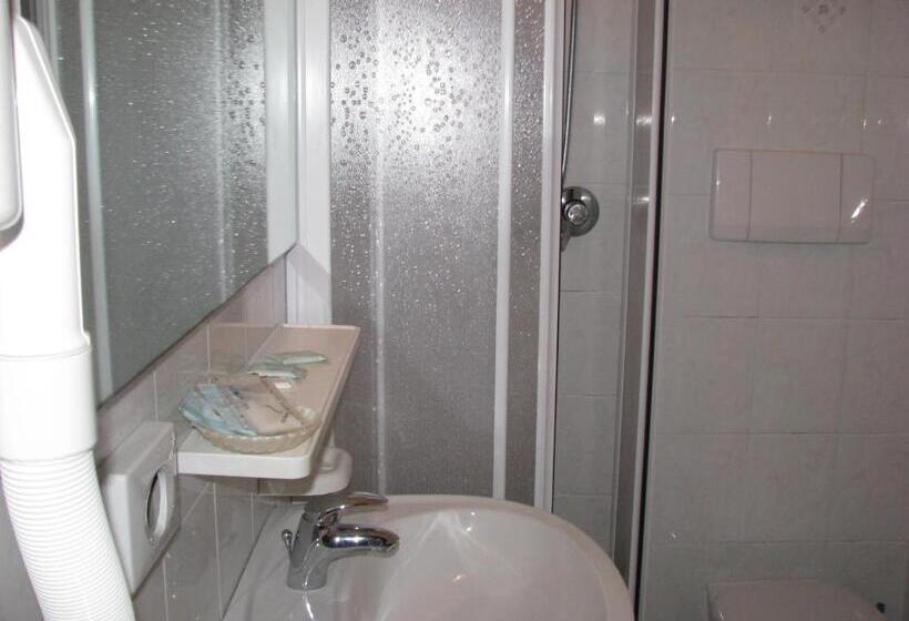 标准三人间, Fabius