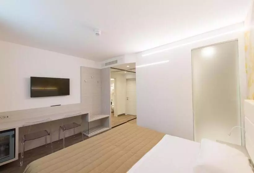 اتاق لوکس با چشم‌انداز استخر, Grand Hotel Liberty
