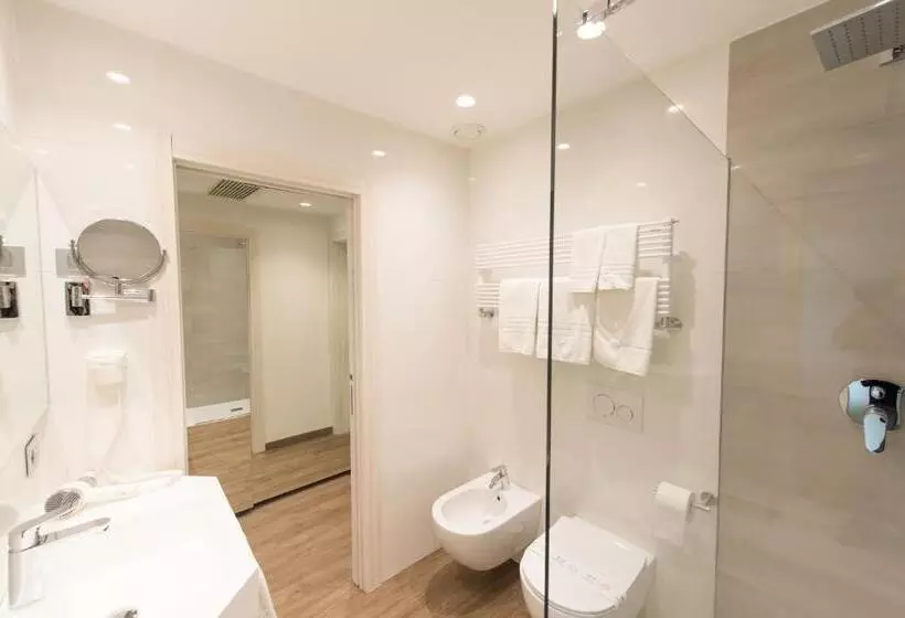 اتاق لوکس با چشم‌انداز استخر, Grand Hotel Liberty