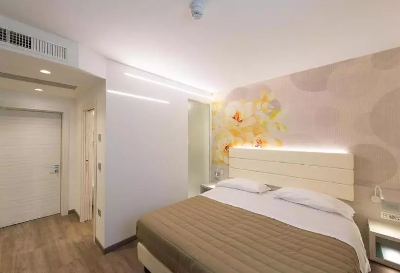 اتاق لوکس با چشم‌انداز استخر, Grand Hotel Liberty