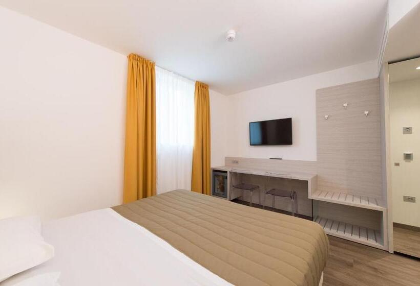 プールの見えるデラックスルーム, Grand Hotel Liberty