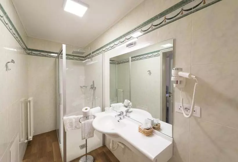 اتاق سوپریور با تخت بزرگ, Grand Hotel Liberty