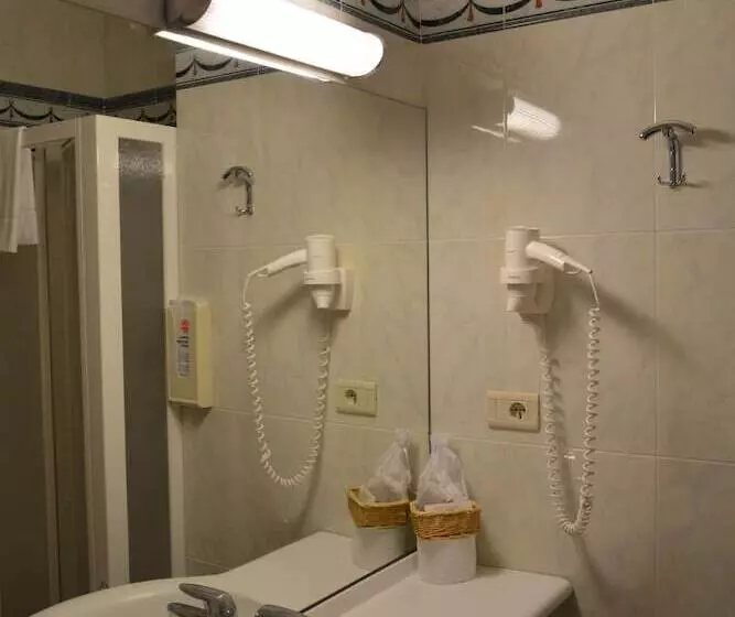 اتاق اکونومی, Grand Hotel Liberty