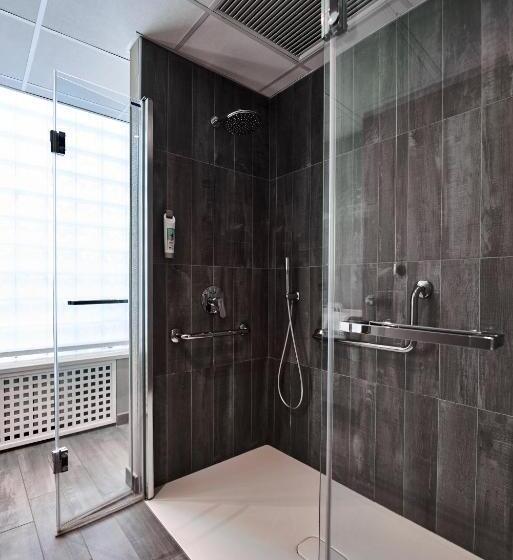 高级三人间, Ibis Milano Centro