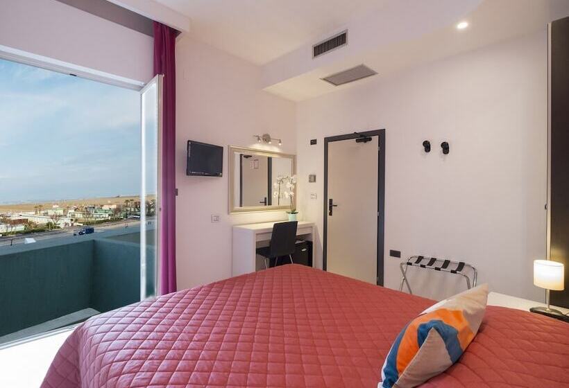 غرفة قياسية مطلّة علي البحر, Levante