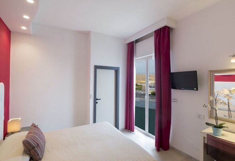 غرفة قياسية مطلّة علي البحر, Levante