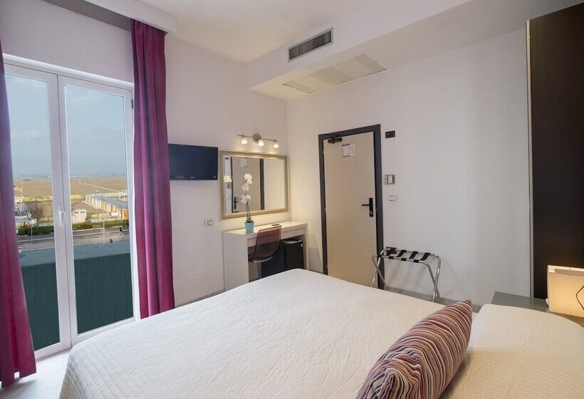 غرفة قياسية مطلّة علي البحر, Levante