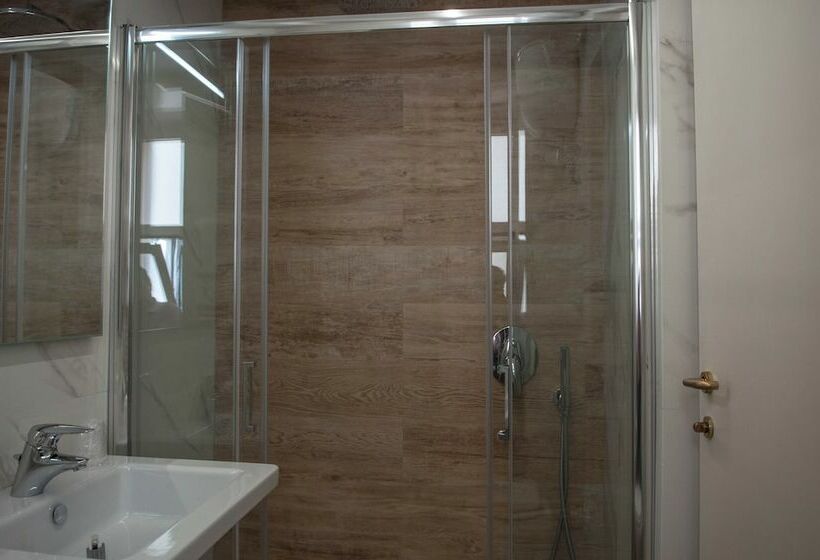 חדר סטנדרט לשלושה, Palladium Palace