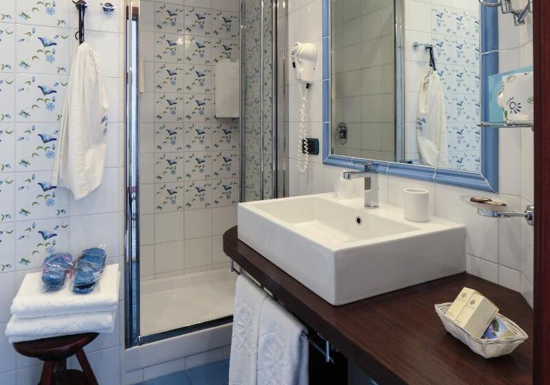 غرفة قياسية مطلّة علي البحر, Ravello Art Hotel Marmorata