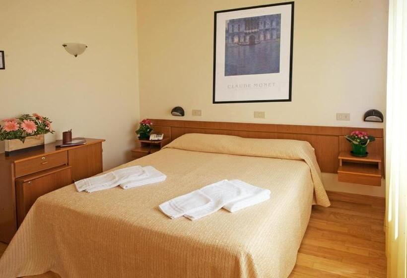 اتاق استاندارد چهار تخته, Roma