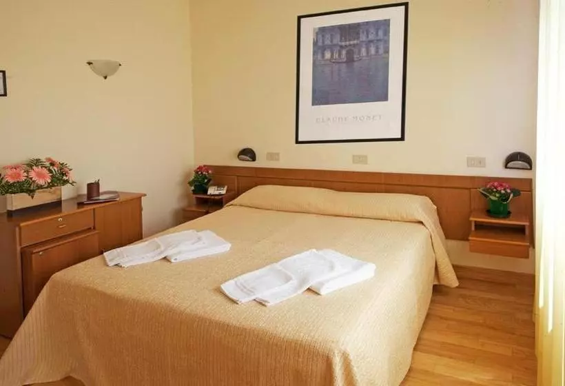 اتاق استاندارد چهار تخته, Roma