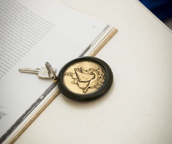 标准单人间, Savoia