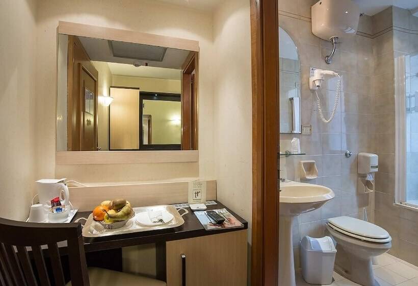 חדר סטנדרט, Tritone