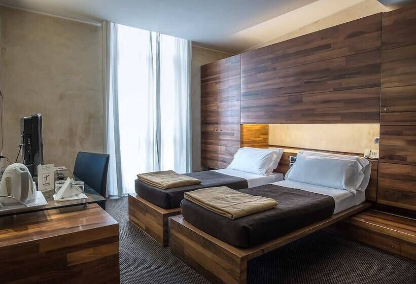 חדר סופריור, Tritone