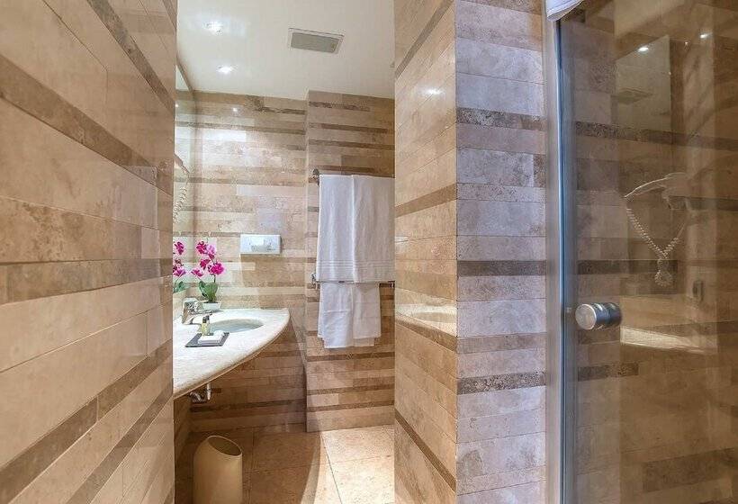 חדר סופריור, Tritone