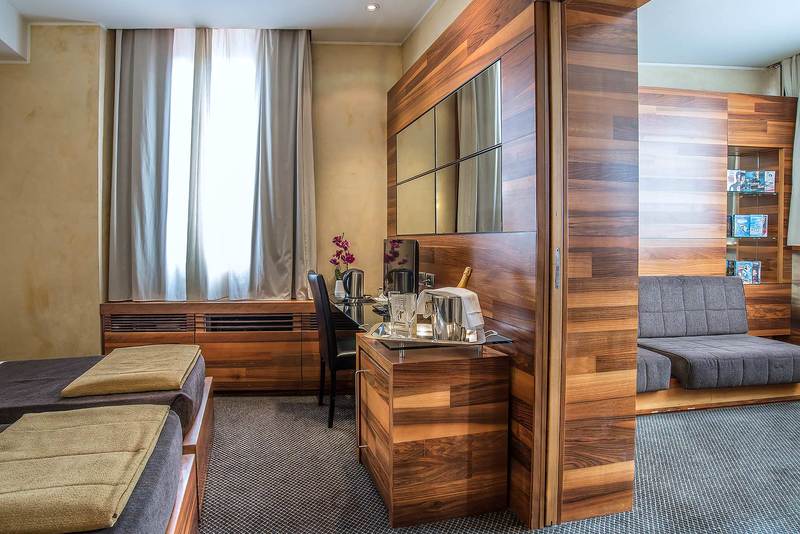 חדר סופריור, Tritone