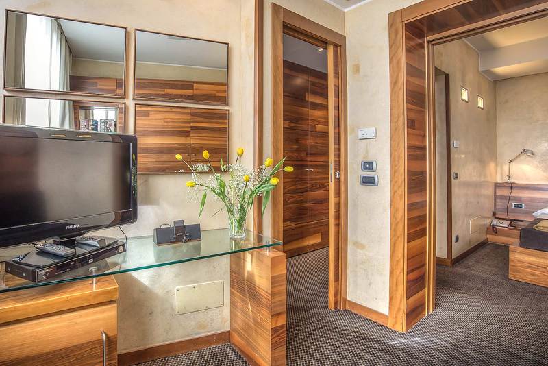 חדר סופריור, Tritone