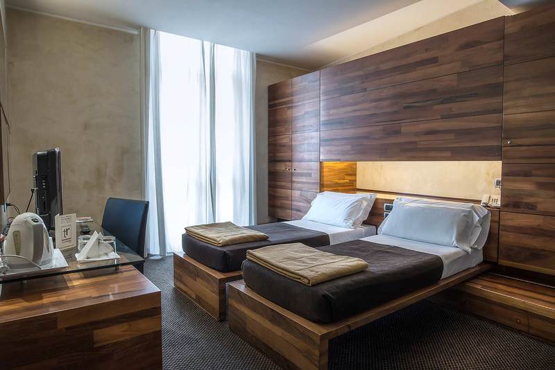 חדר סופריור, Tritone