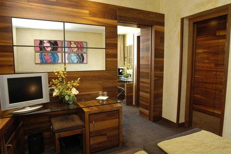 חדר סופריור, Tritone