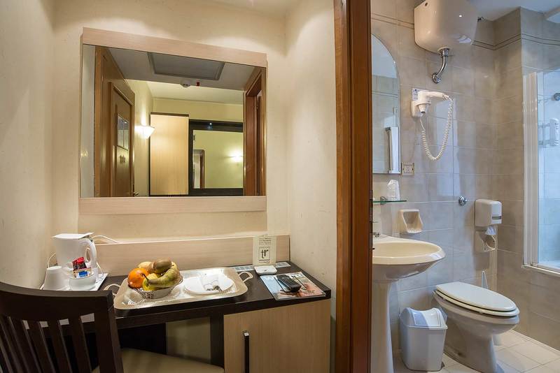 חדר סטנדרט לשלושה, Tritone